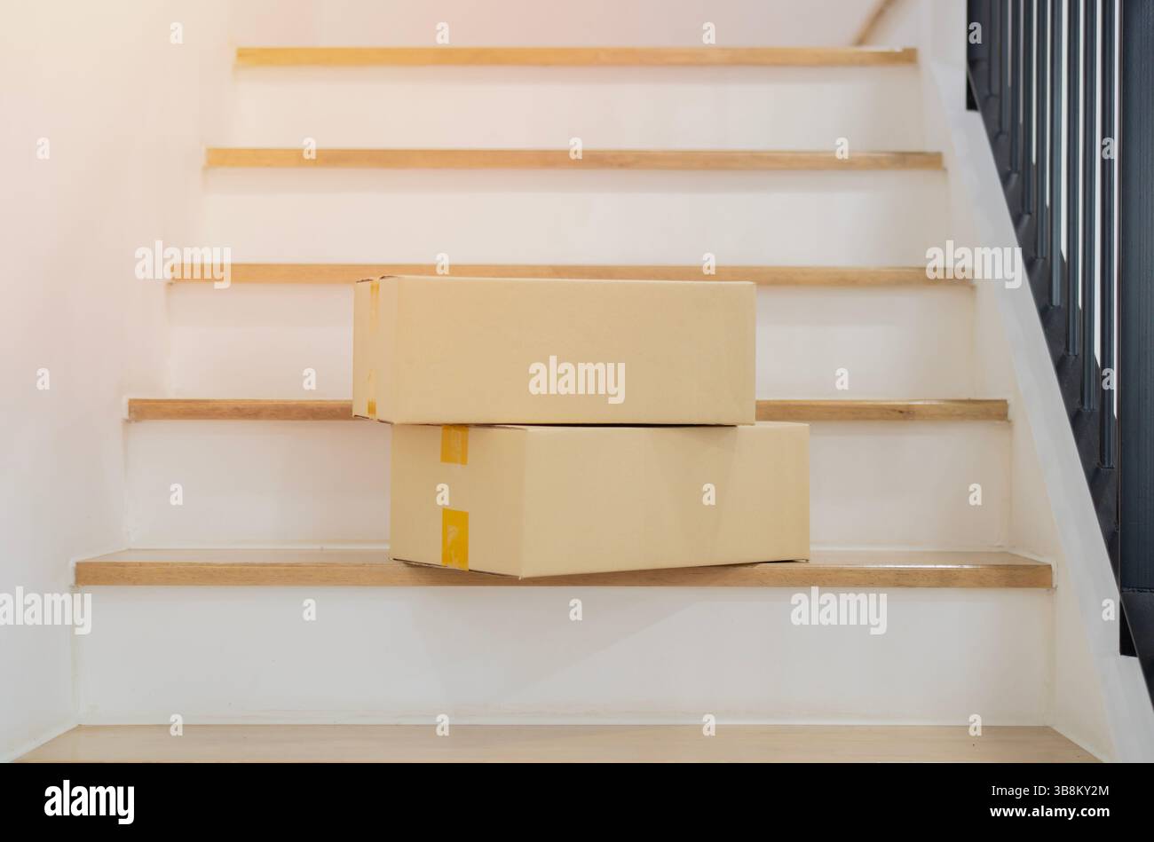Cartons et colis sur les marches à domicile après réception du service de livraison d'une commande en ligne. Concept de commande en ligne. Banque D'Images