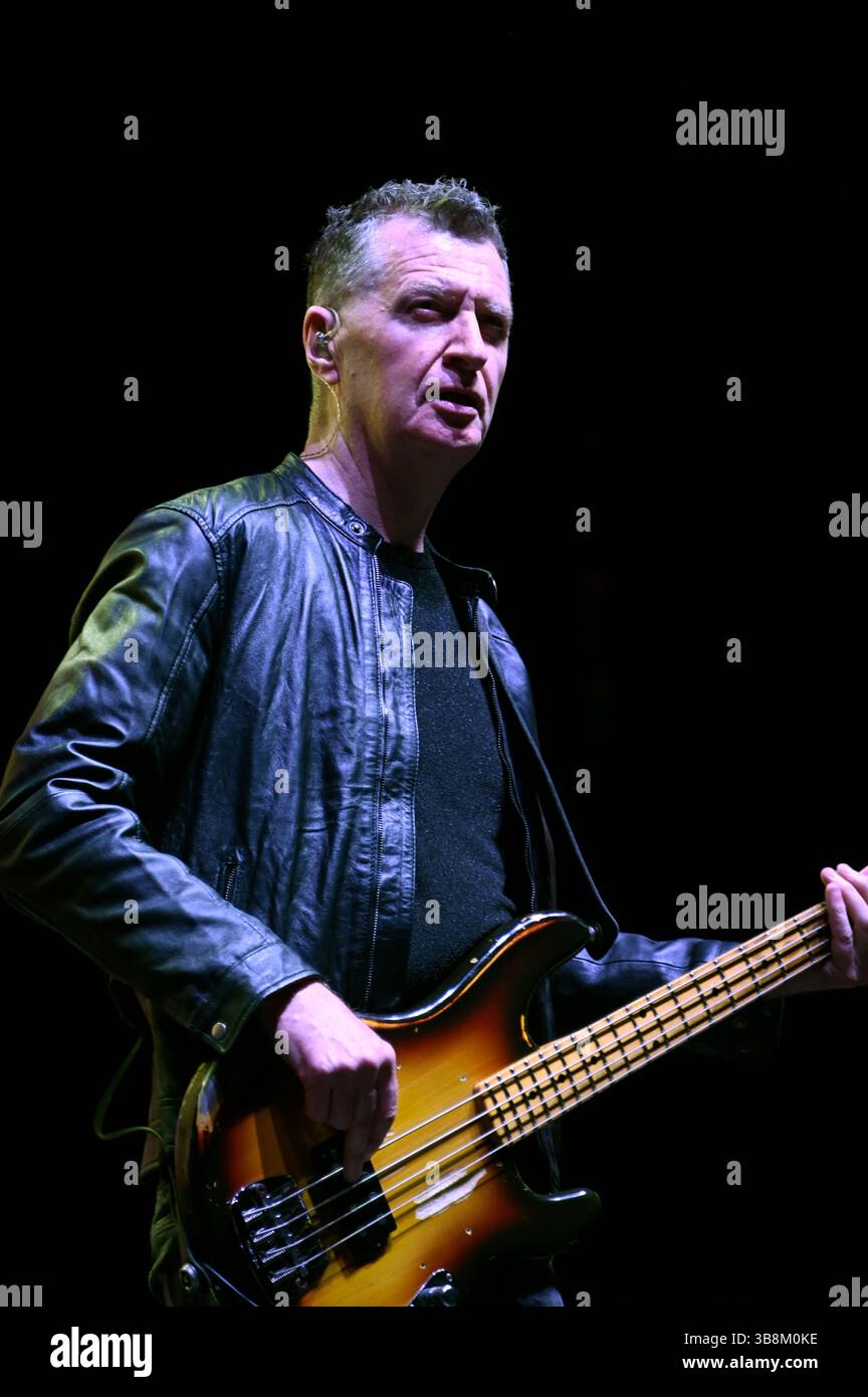 7 mai 2025, Mexico, Ciudad de Mexico, Mexique : bassiste, GED Grimes du groupe britannique simple Minds, se produit sur scène dans le cadre du Global Tour 2025 à Mexico City Arena. Le 7 mai 2025 à Mexico, Mexique. (Crédit image : © Carlos Tischler/eyepix via ZUMA Press Wire) USAGE ÉDITORIAL SEULEMENT ! Non destiné à UN USAGE commercial ! Banque D'Images