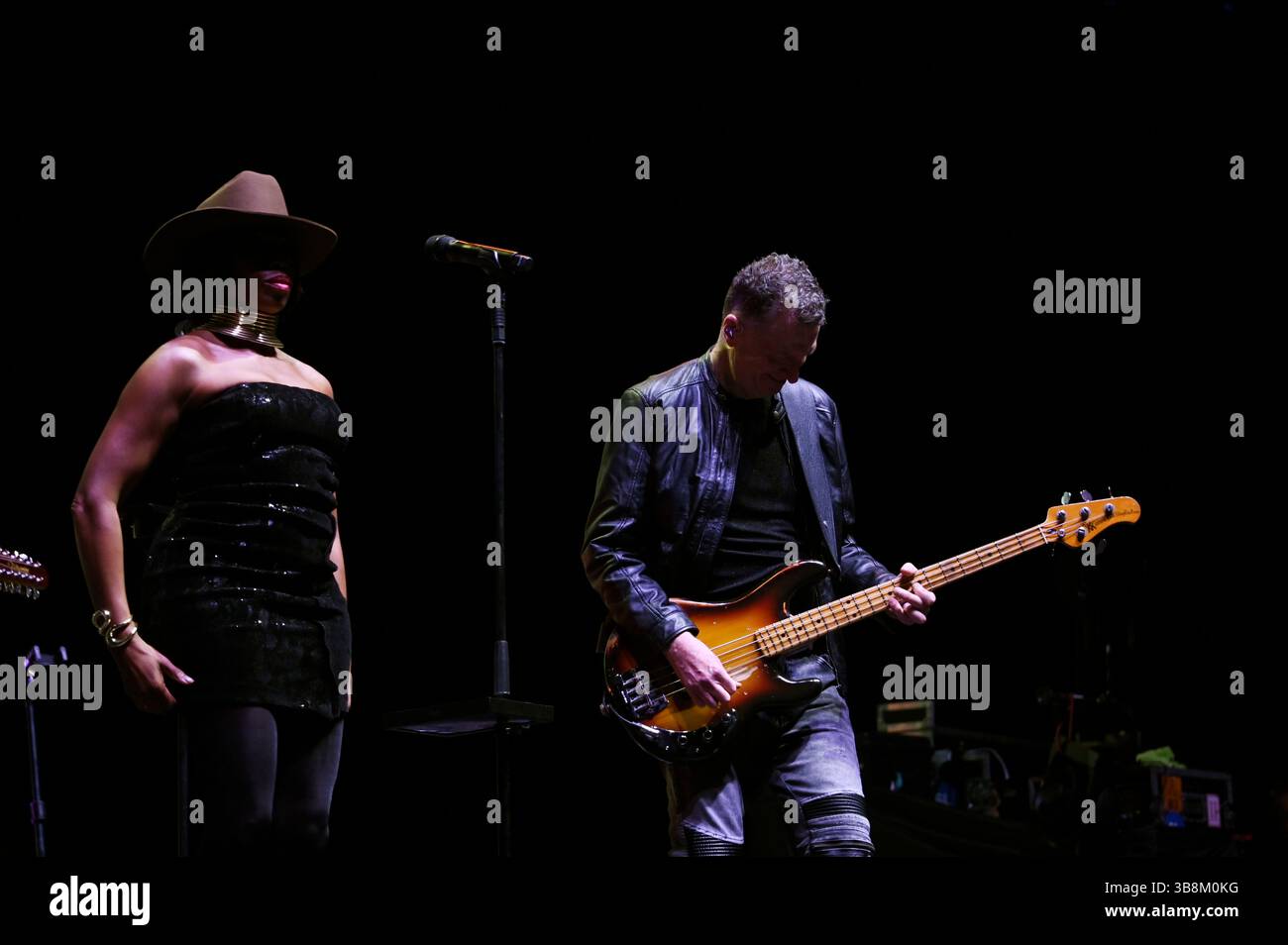 7 mai 2025, Mexico, Ciudad de Mexico, Mexique : bassiste, GED Grimes du groupe britannique simple Minds, se produit sur scène dans le cadre du Global Tour 2025 à Mexico City Arena. Le 7 mai 2025 à Mexico, Mexique. (Crédit image : © Carlos Tischler/eyepix via ZUMA Press Wire) USAGE ÉDITORIAL SEULEMENT ! Non destiné à UN USAGE commercial ! Banque D'Images