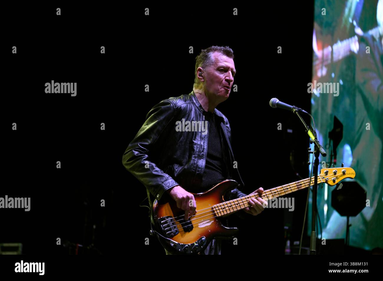 7 mai 2025, Mexico, Ciudad de Mexico, Mexique : bassiste, GED Grimes du groupe britannique simple Minds, se produit sur scène dans le cadre du Global Tour 2025 à Mexico City Arena. Le 7 mai 2025 à Mexico, Mexique. (Crédit image : © Carlos Tischler/eyepix via ZUMA Press Wire) USAGE ÉDITORIAL SEULEMENT ! Non destiné à UN USAGE commercial ! Banque D'Images