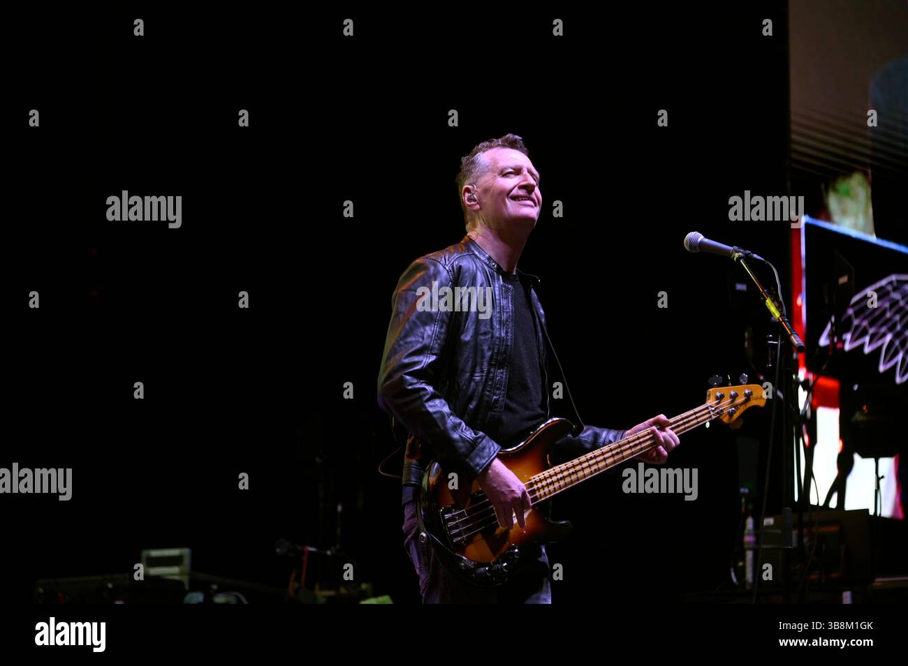 7 mai 2025, Mexico, Ciudad de Mexico, Mexique : bassiste, GED Grimes du groupe britannique simple Minds, se produit sur scène dans le cadre du Global Tour 2025 à Mexico City Arena. Le 7 mai 2025 à Mexico, Mexique. (Crédit image : © Carlos Tischler/eyepix via ZUMA Press Wire) USAGE ÉDITORIAL SEULEMENT ! Non destiné à UN USAGE commercial ! Banque D'Images