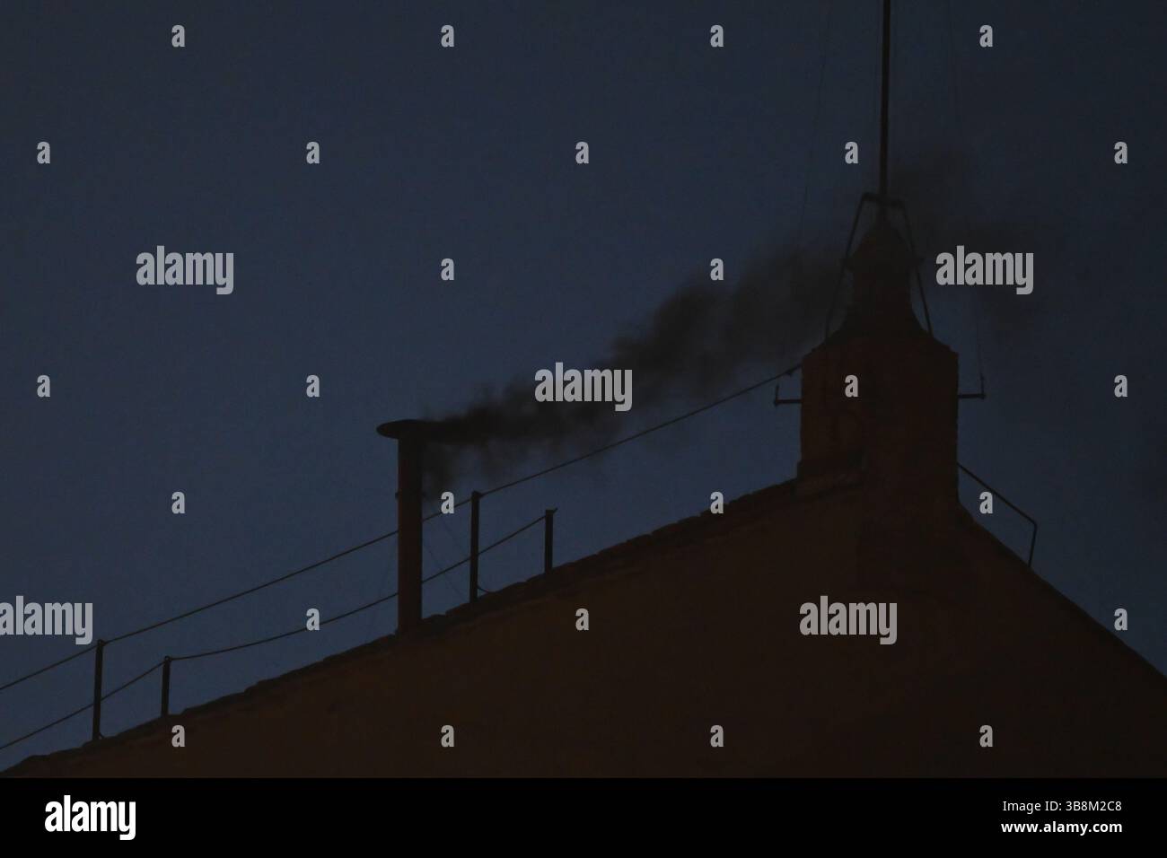 De la fumée noire est vue de la cheminée de la Chapelle Sixtine signifiant qu'un nouveau pape n'est pas encore élu, 7 mai 2025, Cité du Vatican, Vatican. Banque D'Images De la fumée noire est vue de la cheminée de la Chapelle Sixtine signifiant qu'un nouveau pape n'est pas encore élu, 7 mai 2025, Cité du Vatican, Vatican. Banque D'Images