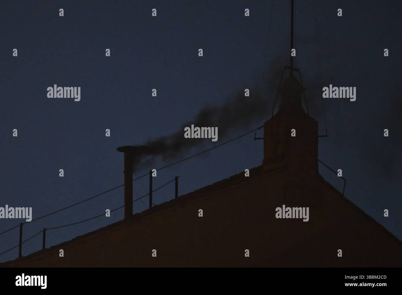 De la fumée noire est vue de la cheminée de la Chapelle Sixtine signifiant qu'un nouveau pape n'est pas encore élu, 7 mai 2025, Cité du Vatican, Vatican. Banque D'Images De la fumée noire est vue de la cheminée de la Chapelle Sixtine signifiant qu'un nouveau pape n'est pas encore élu, 7 mai 2025, Cité du Vatican, Vatican. Banque D'Images