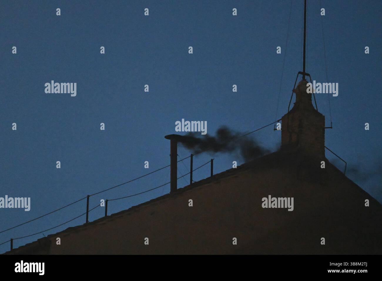 De la fumée noire est vue de la cheminée de la Chapelle Sixtine signifiant qu'un nouveau pape n'est pas encore élu, 7 mai 2025, Cité du Vatican, Vatican. Banque D'Images De la fumée noire est vue de la cheminée de la Chapelle Sixtine signifiant qu'un nouveau pape n'est pas encore élu, 7 mai 2025, Cité du Vatican, Vatican. Banque D'Images