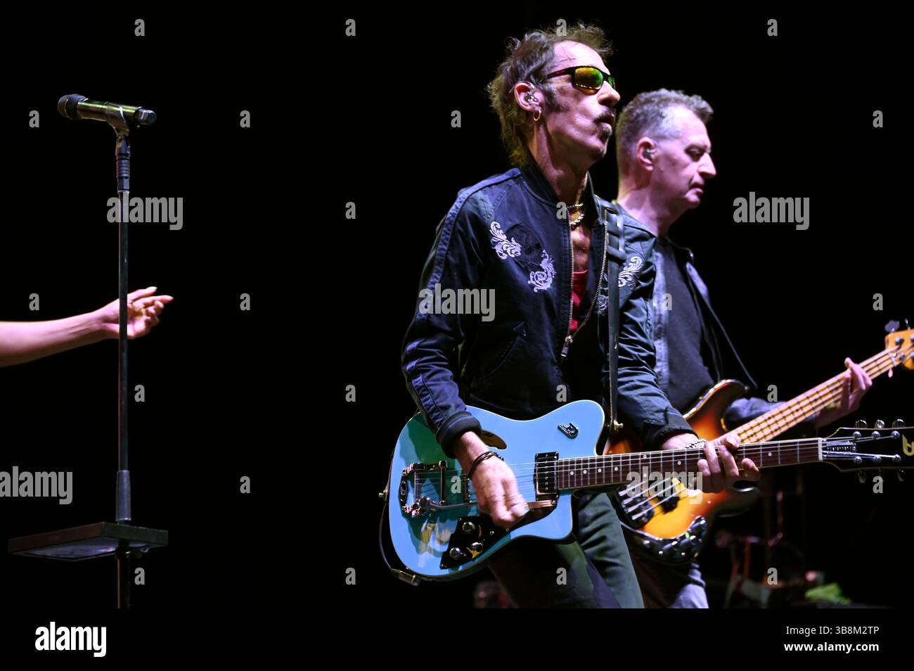 7 mai 2025, Mexico, Ciudad de Mexico, Mexique : Gordy Goudie et GED Grimes, membres du groupe britannique simple Minds, se produisent sur scène dans le cadre du Global Tour 2025 à Mexico City Arena. Le 7 mai 2025 à Mexico, Mexique. (Crédit image : © Carlos Tischler/eyepix via ZUMA Press Wire) USAGE ÉDITORIAL SEULEMENT ! Non destiné à UN USAGE commercial ! Banque D'Images