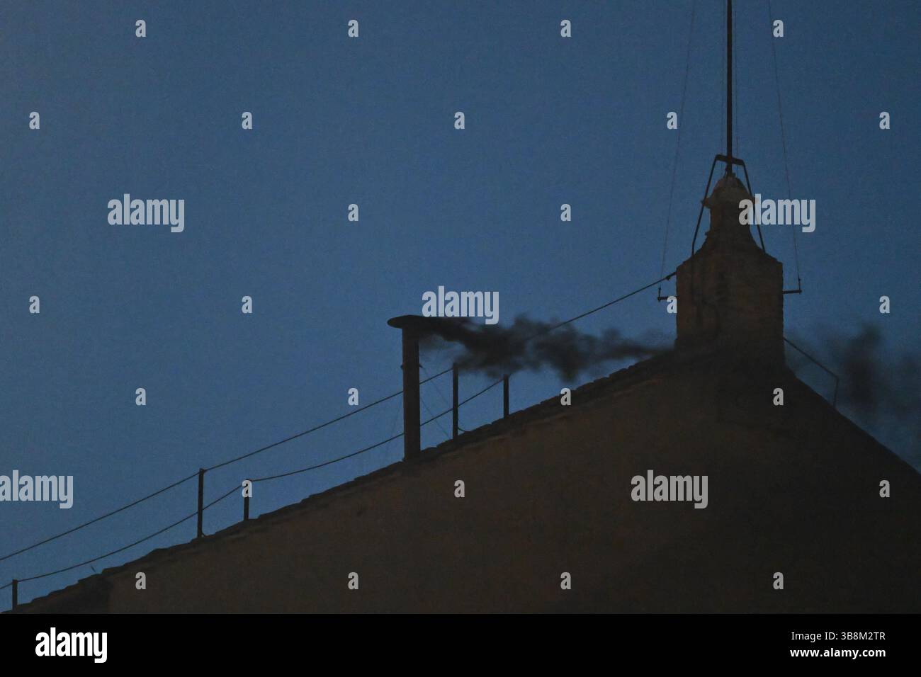 De la fumée noire est vue de la cheminée de la Chapelle Sixtine signifiant qu'un nouveau pape n'est pas encore élu, 7 mai 2025, Cité du Vatican, Vatican. Banque D'Images De la fumée noire est vue de la cheminée de la Chapelle Sixtine signifiant qu'un nouveau pape n'est pas encore élu, 7 mai 2025, Cité du Vatican, Vatican. Banque D'Images