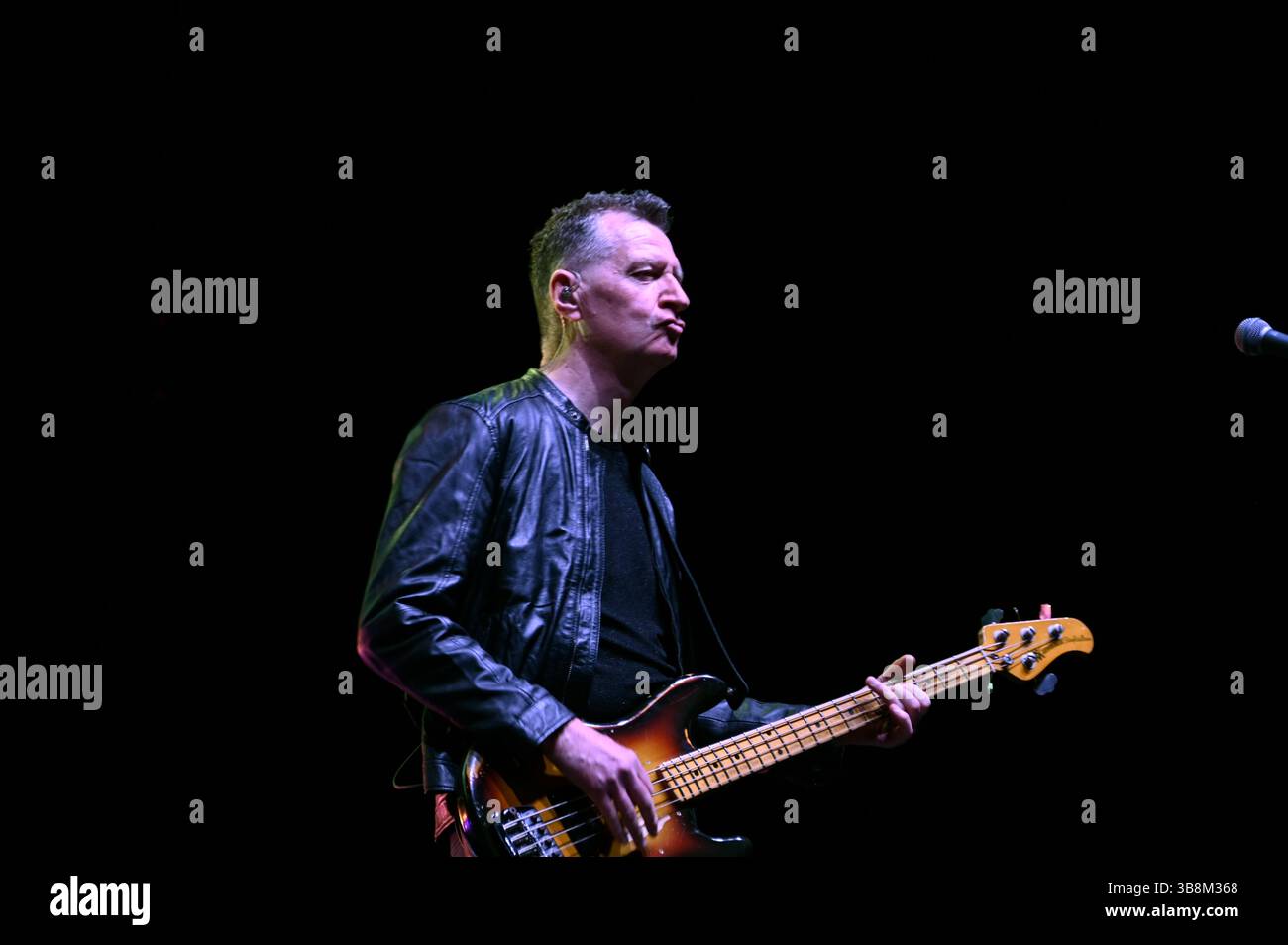 7 mai 2025, Mexico, Ciudad de Mexico, Mexique : bassiste, GED Grimes du groupe britannique simple Minds, se produit sur scène dans le cadre du Global Tour 2025 à Mexico City Arena. Le 7 mai 2025 à Mexico, Mexique. (Crédit image : © Carlos Tischler/eyepix via ZUMA Press Wire) USAGE ÉDITORIAL SEULEMENT ! Non destiné à UN USAGE commercial ! Banque D'Images