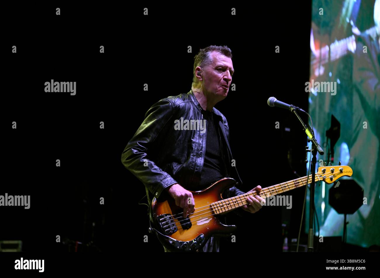 Mexico, Mexique. 07 mai 2025. Le bassiste GED Grimes du groupe britannique simple Minds se produit sur scène dans le cadre du Global Tour 2025 au Mexico City Arena. Le 7 mai 2025 à Mexico, Mexique. (Photo de Carlos Tischler/ Eyepix/Sipa USA) crédit : Sipa USA/Alamy Live News Banque D'Images