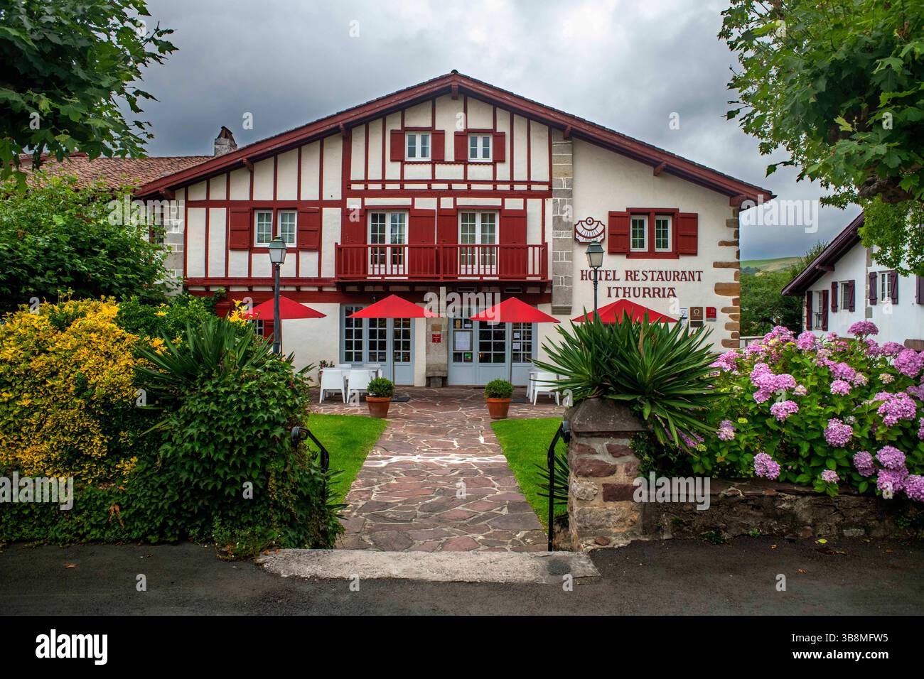 1er juillet 2023, Nouvelle-Aquitaine, France : pays Basque. Le village d'Ainhoa a conservé ses maisons traditionnelles des rouges et verts du 16ème siècle. Ici l'hôtel et le restaurant Ithurria. Bâtiments basques traditionnels dans le village d'Ainhoa, France (crédit image : © Sergi Reboredo/ZUMA Press Wire) Banque D'Images