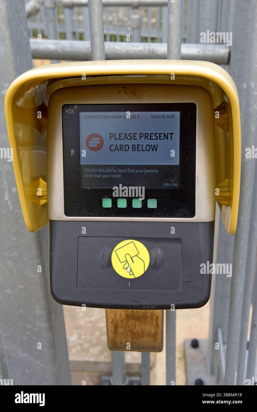 Lecteur de carte à puce numérique à la gare ferroviaire Portway GWR, où la billetterie intelligente est introduite, dans le cadre du programme Metro West. Avril 2025 Banque D'Images