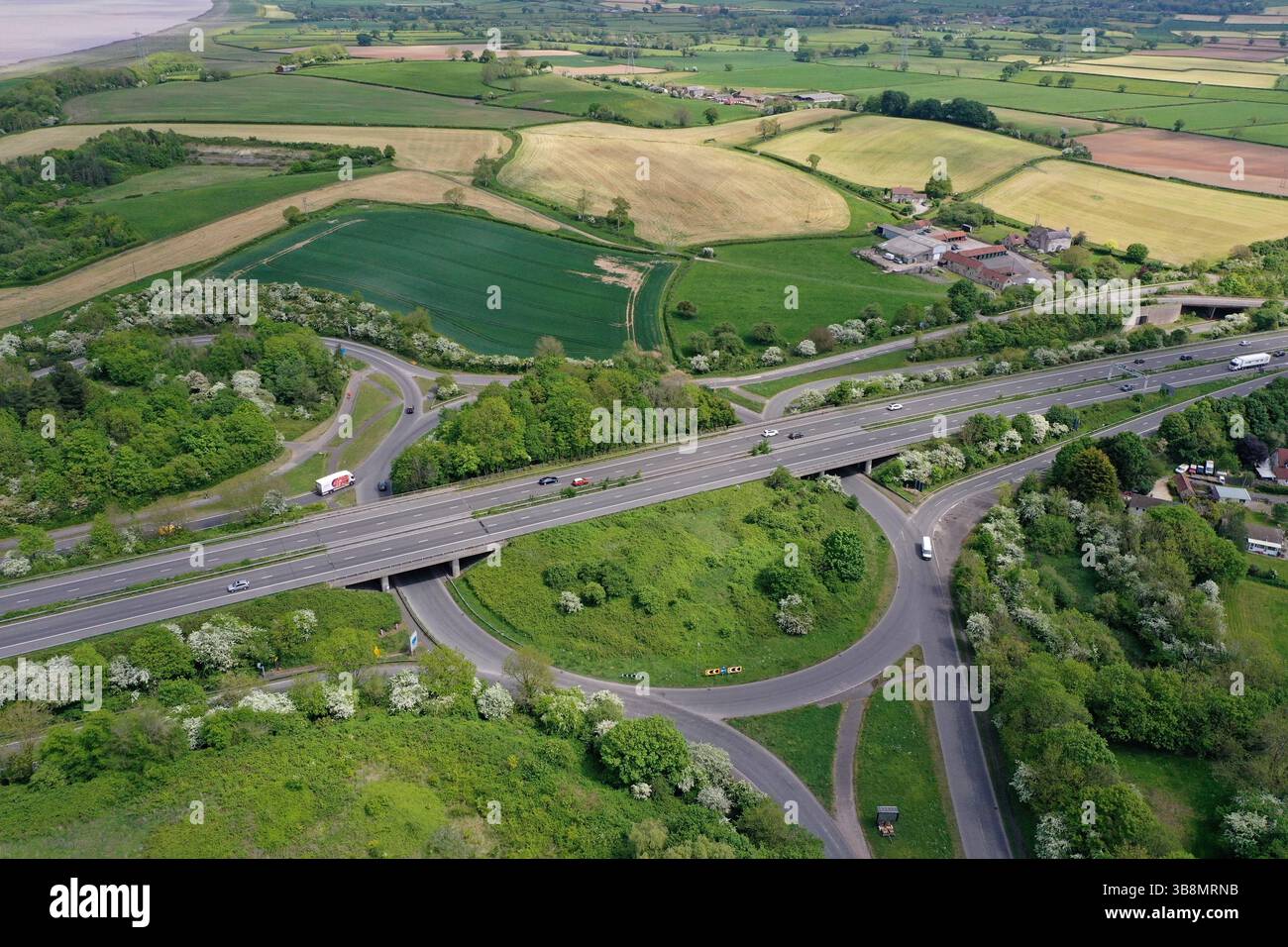 Vue aérienne par drone de l'approche du pont M48 Old Severn à la jonction 1 de la M48, mai 2025 Banque D'Images