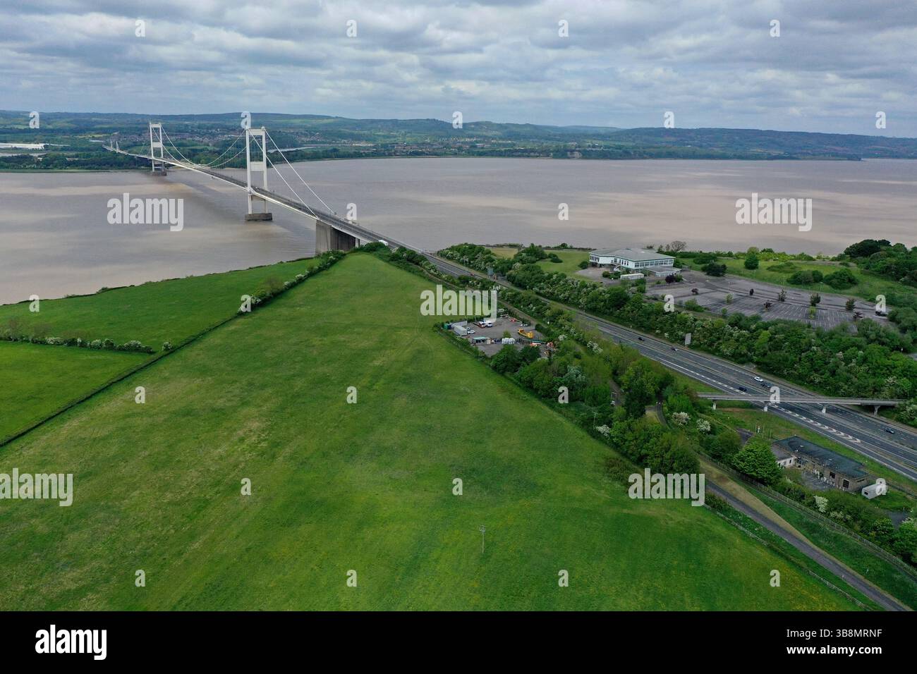 Vue aérienne par drone du pont M48 Old Severn au-dessus de la rivière Severn, et des servitudes de l'autoroute Aust, mai 2025 Banque D'Images
