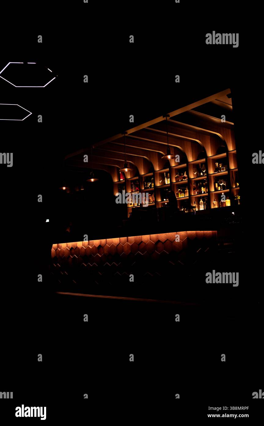 bar en bois dans un café sombre, scène sombre Banque D'Images
