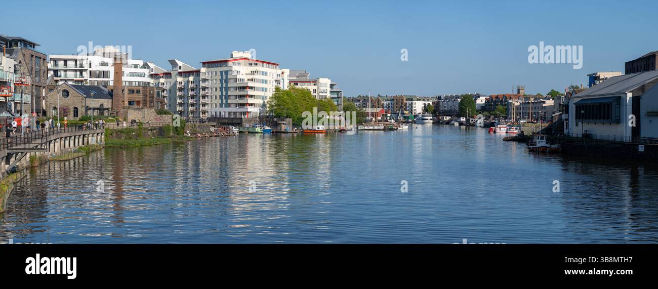 Image panoramique de Bristol Waterside avec le paysage urbain animé environnant. Banque D'Images
