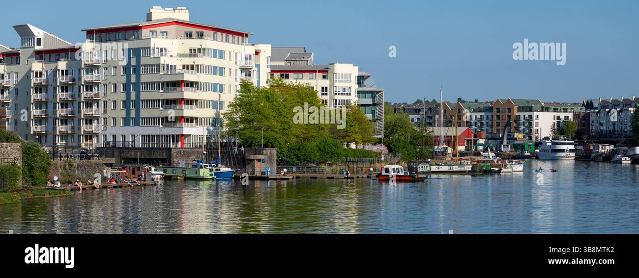 Image panoramique de Bristol Waterside avec le paysage urbain animé environnant. Banque D'Images