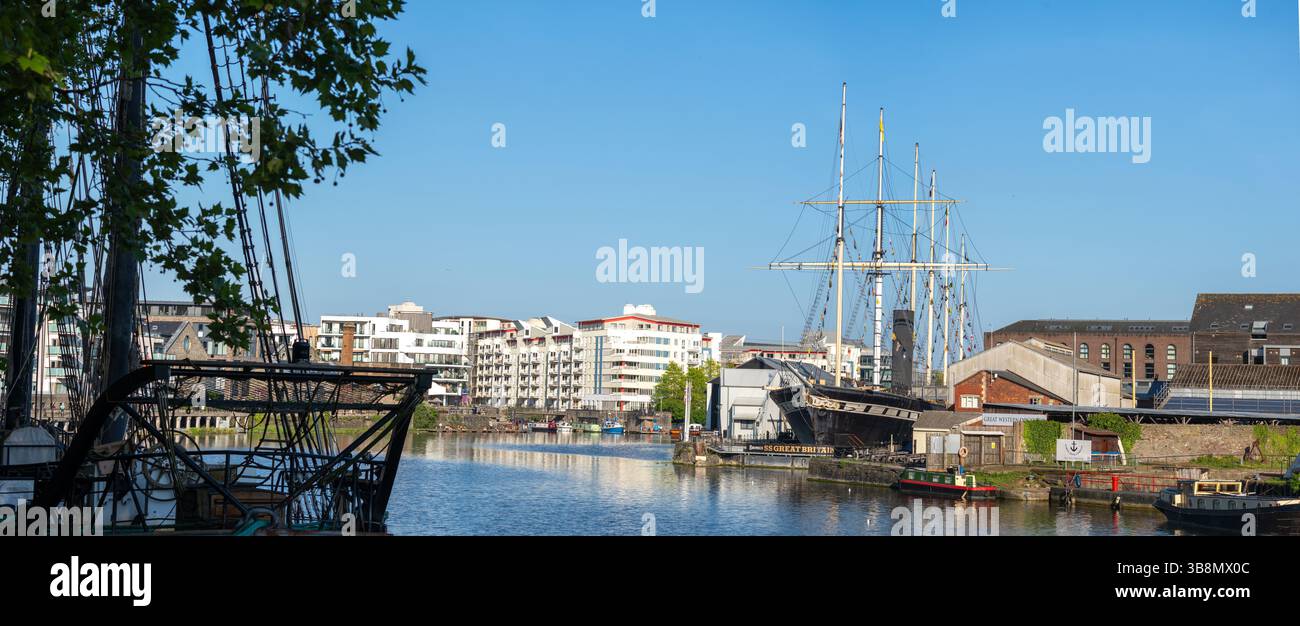Image panoramique de Bristol Waterside avec le paysage urbain animé environnant. Banque D'Images