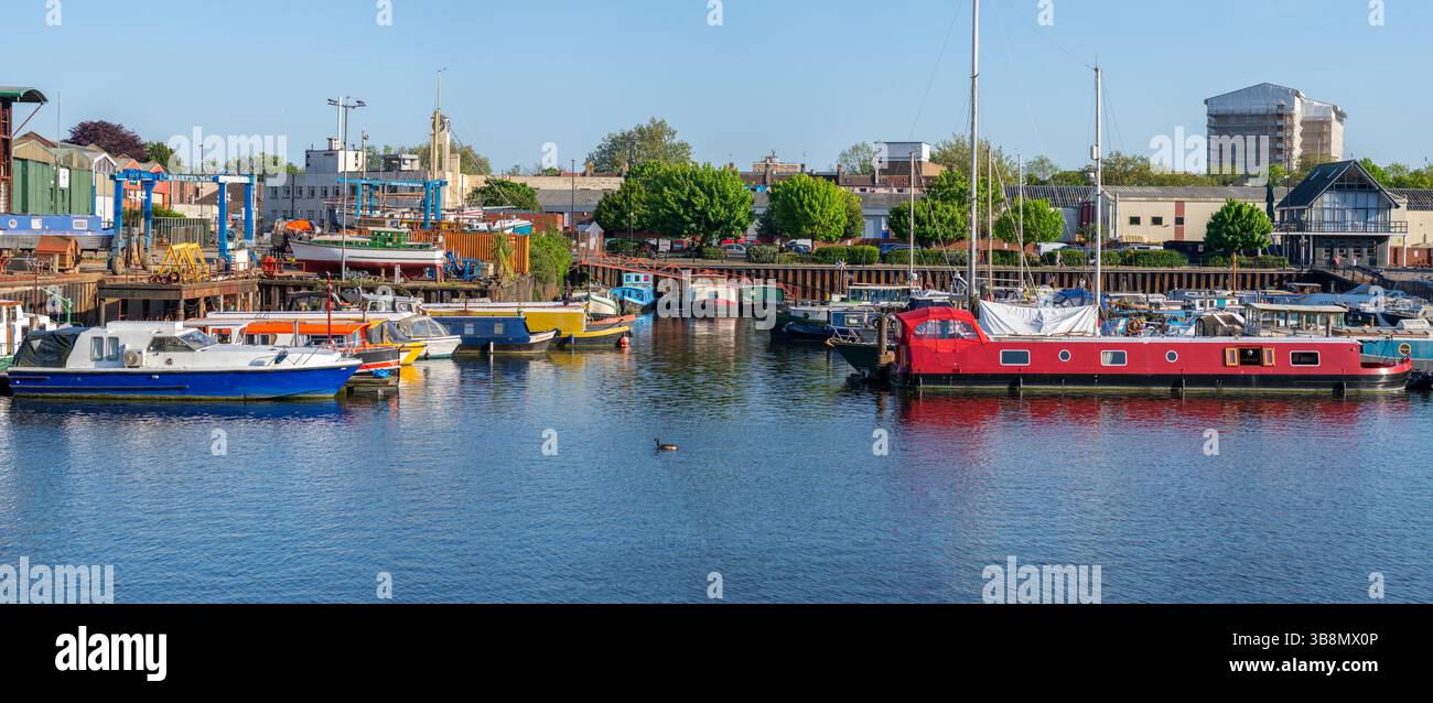 Image panoramique de Bristol Waterside avec le paysage urbain animé environnant. Banque D'Images