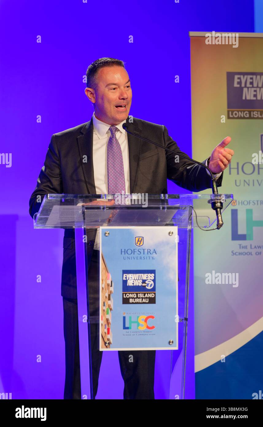 4 mai 2022, Hempstead, New York, États-Unis : CHAD MATTHEWS, président des chaînes de télévision appartenant à ABC, prend la parole lors de la cérémonie d'ouverture du WABC-TV long Island Bureau à l'Université Hofstra. (Crédit image : © Ann Parry/ZUMA Press Wire) Banque D'Images