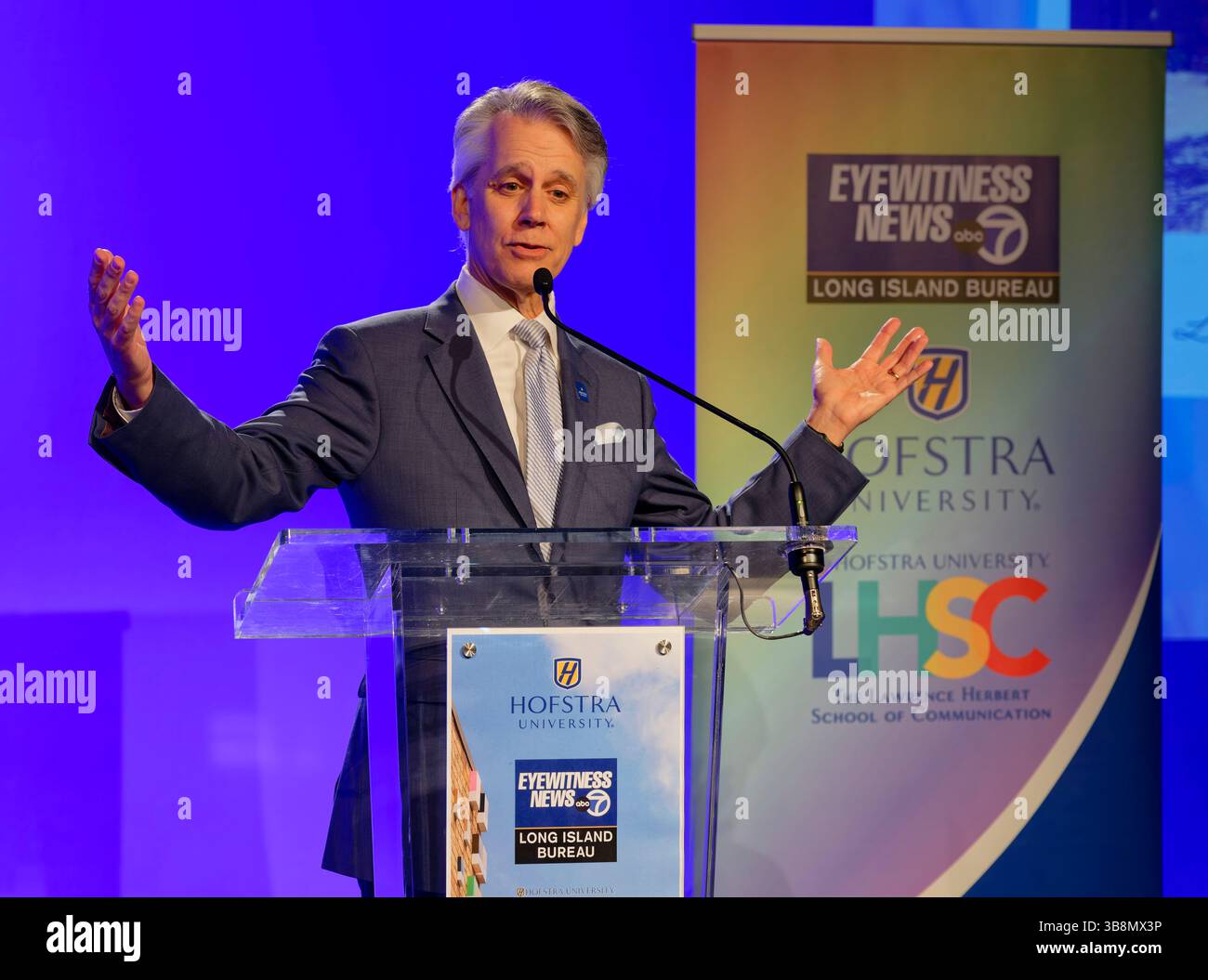 4 mai 2022, Hempstead, New York, États-Unis : MARK LUKASIEWICZ, doyen de la Lawrence Herbert School of communication, s'exprime sur scène lors de la cérémonie d'ouverture du WABC-TV long Island Bureau à l'Université Hofstra. (Crédit image : © Ann Parry/ZUMA Press Wire) Banque D'Images