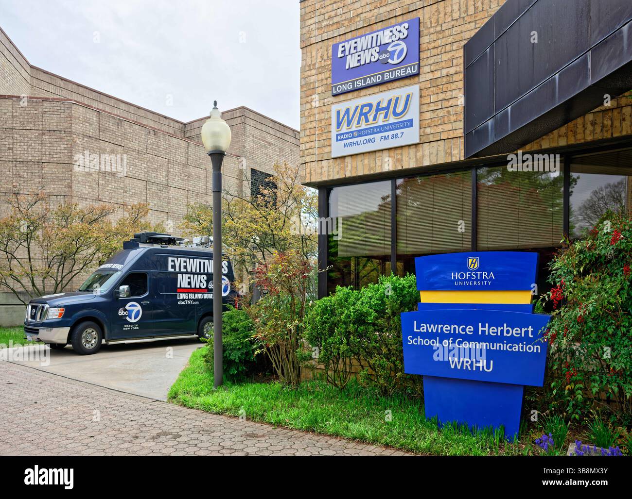 4 mai 2022, Hempstead, New York, États-Unis : WABC-TV / ABC 7 ouvre son bureau de long Island à l'intérieur de la Lawrence Herbert School of communication de l'Université Hofstra. La fourgonnette EyeWitness News ABC7 NY était garée sur le campus à côté du bâtiment LHSC le jour de l’ouverture officielle du LI Bureau. (Crédit image : © Ann Parry/ZUMA Press Wire) Banque D'Images