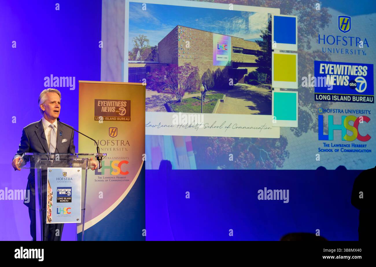 4 mai 2022, Hempstead, New York, États-Unis : MARK LUKASIEWICZ, doyen de la Lawrence Herbert School of communication, parle sur scène avec une photo du bâtiment LHSC projetée derrière lui lors de la cérémonie d'ouverture du WABC-TV long Island Bureau à l'Université Hofstra. (Crédit image : © Ann Parry/ZUMA Press Wire) Banque D'Images