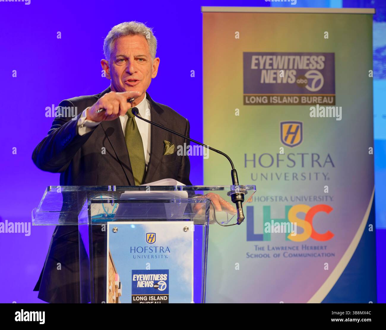 4 mai 2022, Hempstead, New York, États-Unis : BILL RITTER, présentateur d'EyeWitness News, anime la cérémonie d'ouverture du WABC-TV long Island Bureau à l'Université Hofstra. (Crédit image : © Ann Parry/ZUMA Press Wire) Banque D'Images