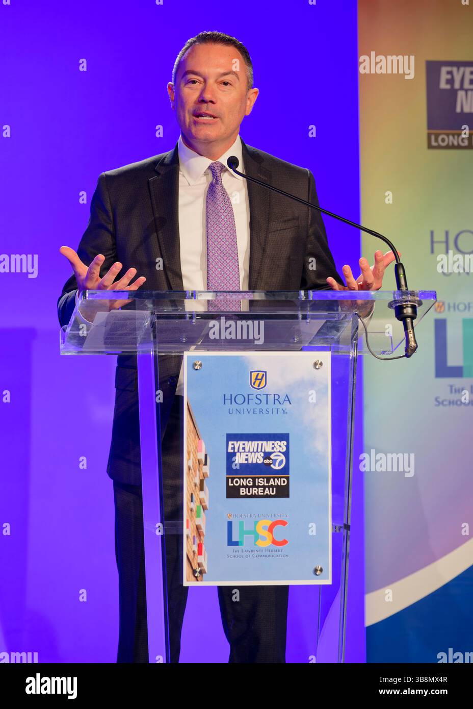 4 mai 2022, Hempstead, New York, États-Unis : CHAD MATTHEWS, président des chaînes de télévision appartenant à ABC, prend la parole lors de la cérémonie d'ouverture du WABC-TV long Island Bureau à l'Université Hofstra. (Crédit image : © Ann Parry/ZUMA Press Wire) Banque D'Images