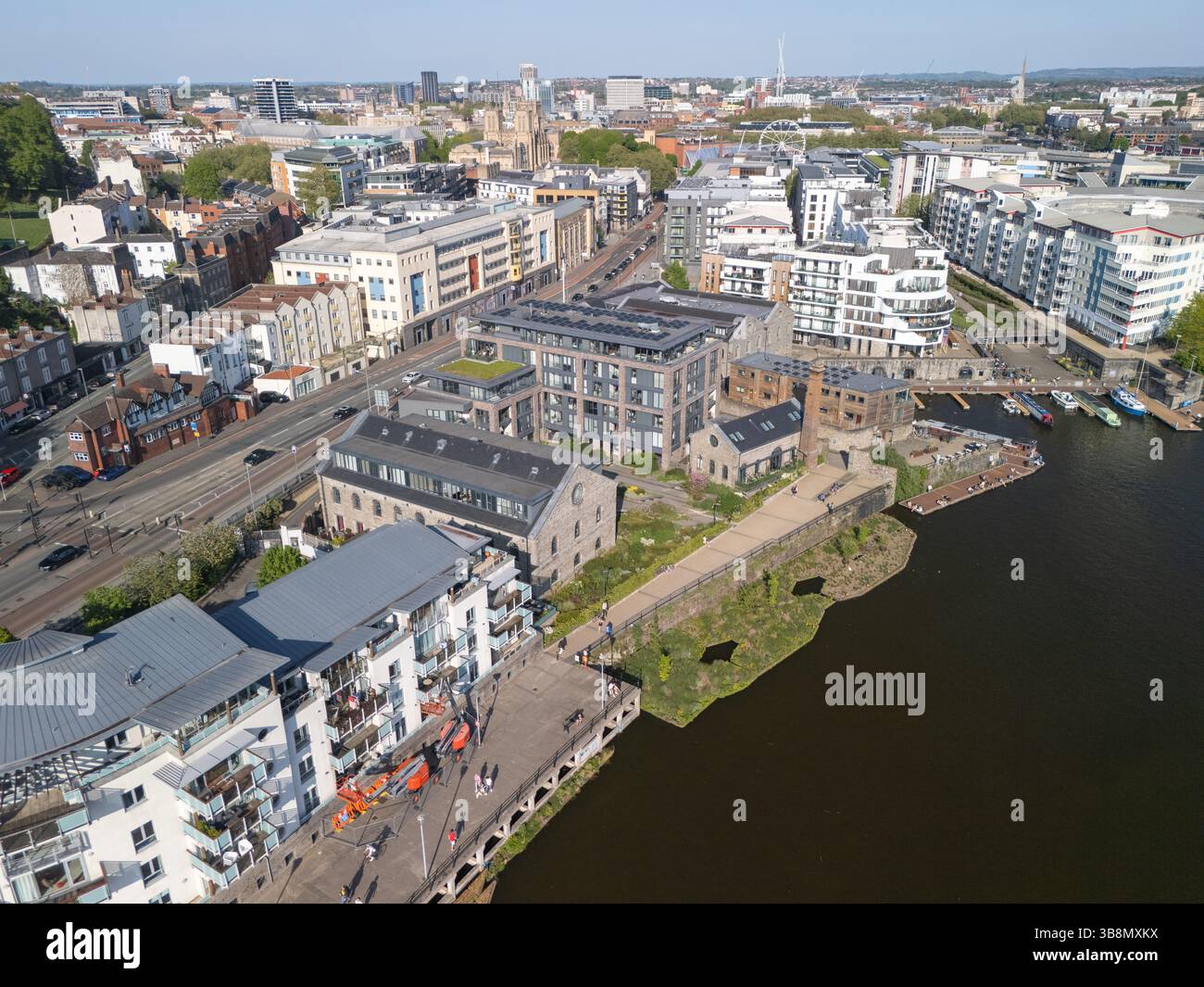 Image aérienne panoramique de Bristol Waterside mettant en scène le paysage urbain environnant. Banque D'Images