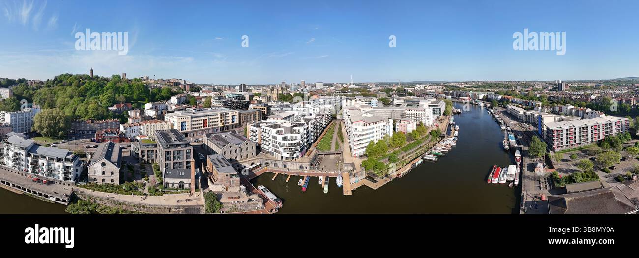 Image aérienne panoramique de Bristol Waterside mettant en scène le paysage urbain environnant. Banque D'Images