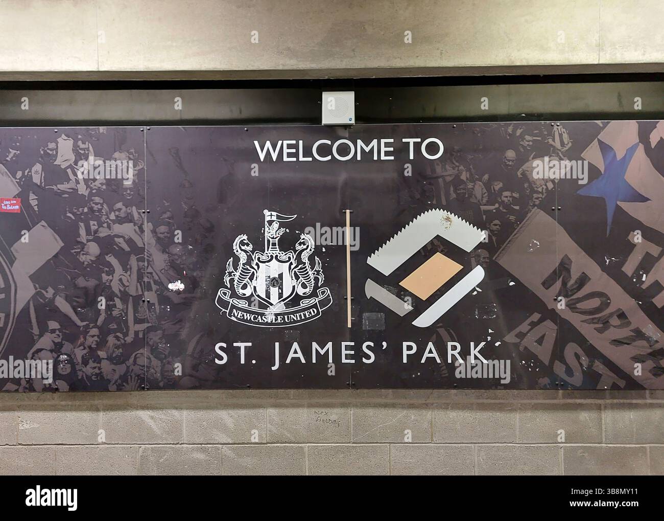 Un panneau de bienvenue à l'intérieur de St James Park à Newcastle, Tyne and Wear, Royaume-Uni Banque D'Images