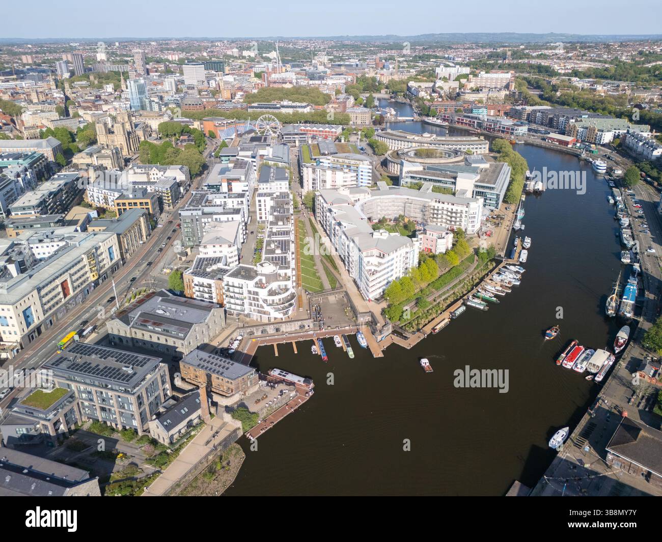 Image aérienne panoramique de Bristol Waterside mettant en scène le paysage urbain environnant. Banque D'Images
