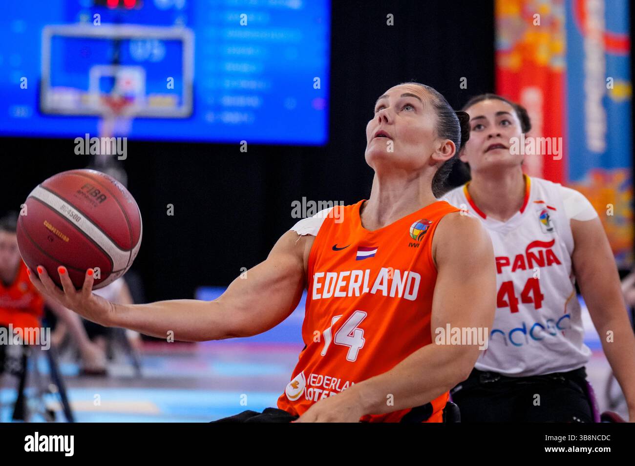 ROTTERDAM, PAYS-BAS - 14 AOÛT : Carina de Rooij, des pays-Bas, tire le ballon lors du match féminin de basket-ball en fauteuil roulant entre l'Espagne et les pays-Bas le jour 7 des Championnats d'Europe para 2023 au Rotterdam Ahoy le 14 août 2023 à Rotterdam, pays-Bas. (Photo de Rene Nijhuis/BSR Agency) Banque D'Images