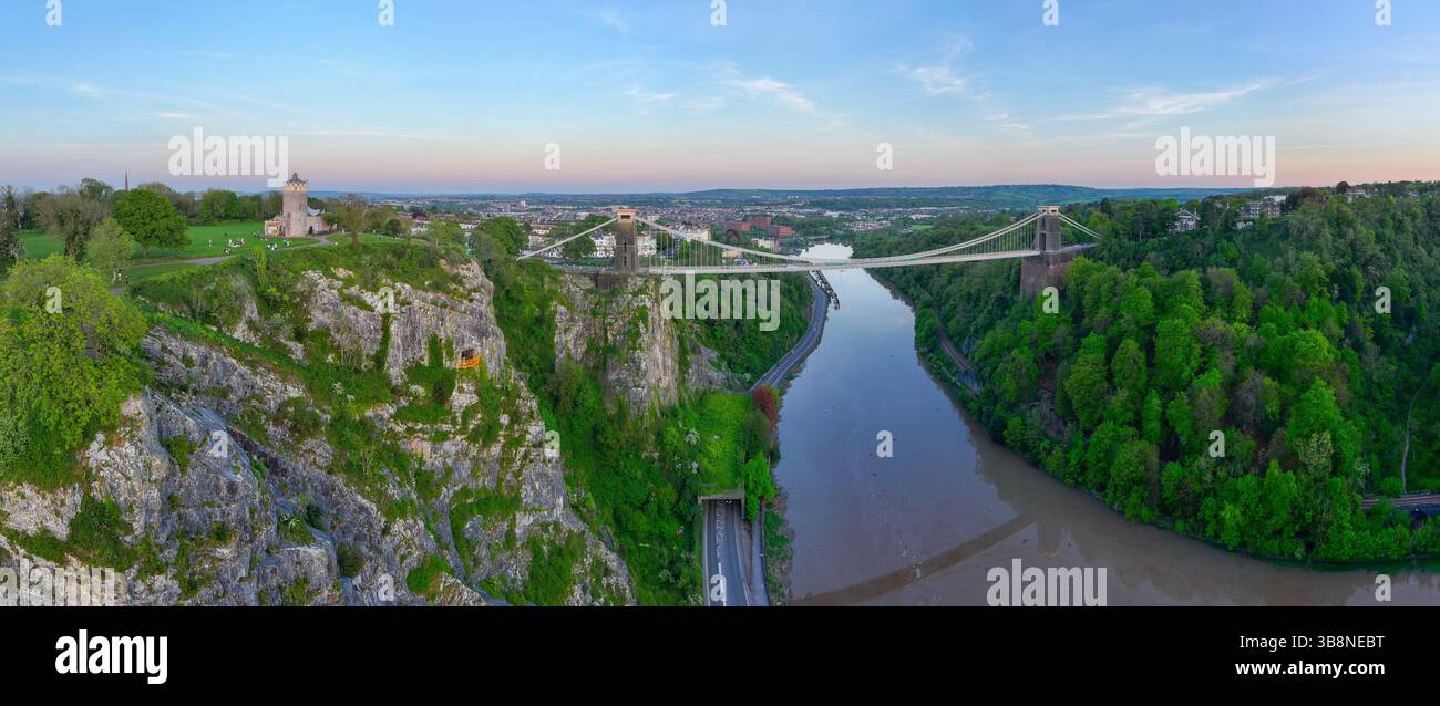 Image aérienne panoramique du pont suspendu de Clifton et de l'observatoire dans le sud-ouest de l'Angleterre. Banque D'Images