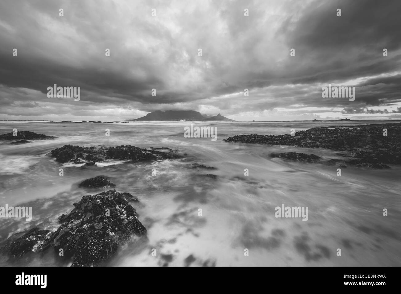 Paysage noir et blanc de table Mountain depuis le rivage Banque D'Images