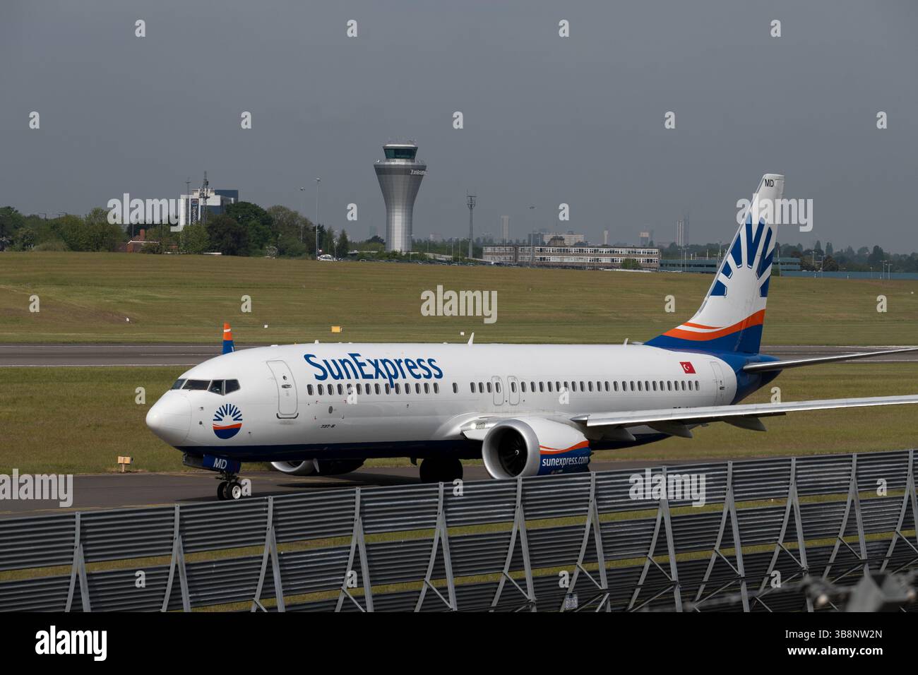 SunExpress Boeing 737-8 MAX à Birmingham Airport, Royaume-Uni (TC-SMD) Banque D'Images