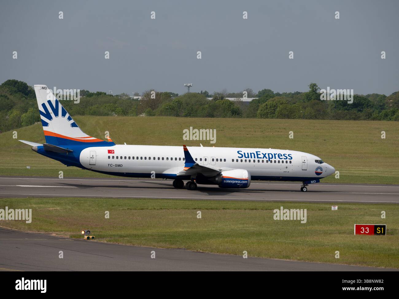 SunExpress Boeing 737-8 MAX à Birmingham Airport, Royaume-Uni (TC-SMD) Banque D'Images