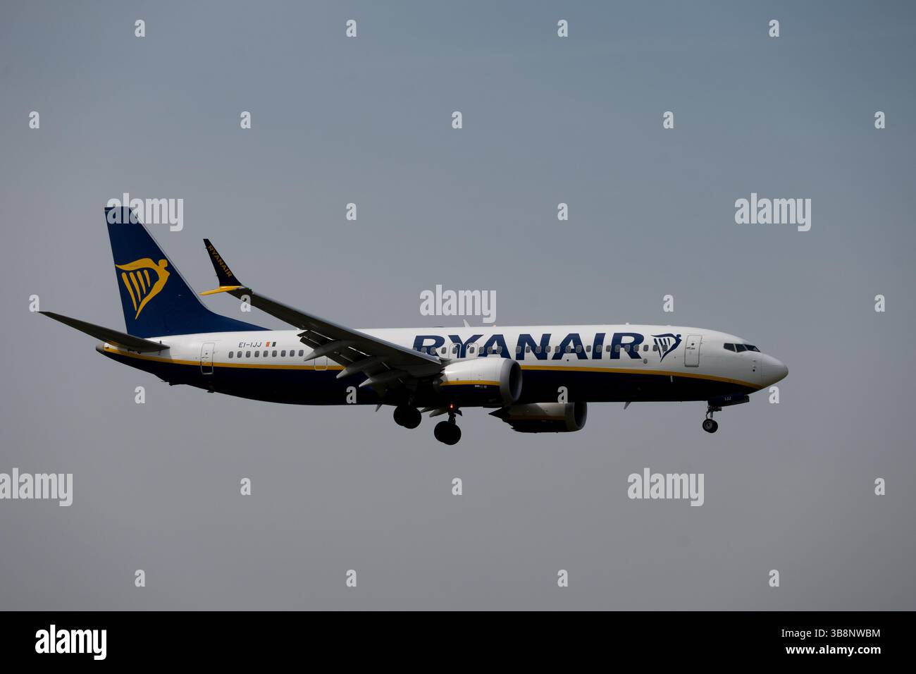 Ryanair Boeing 737 MAX 8-200 atterrissant à l'aéroport de Birmingham, Royaume-Uni (EI-IJJ) Banque D'Images