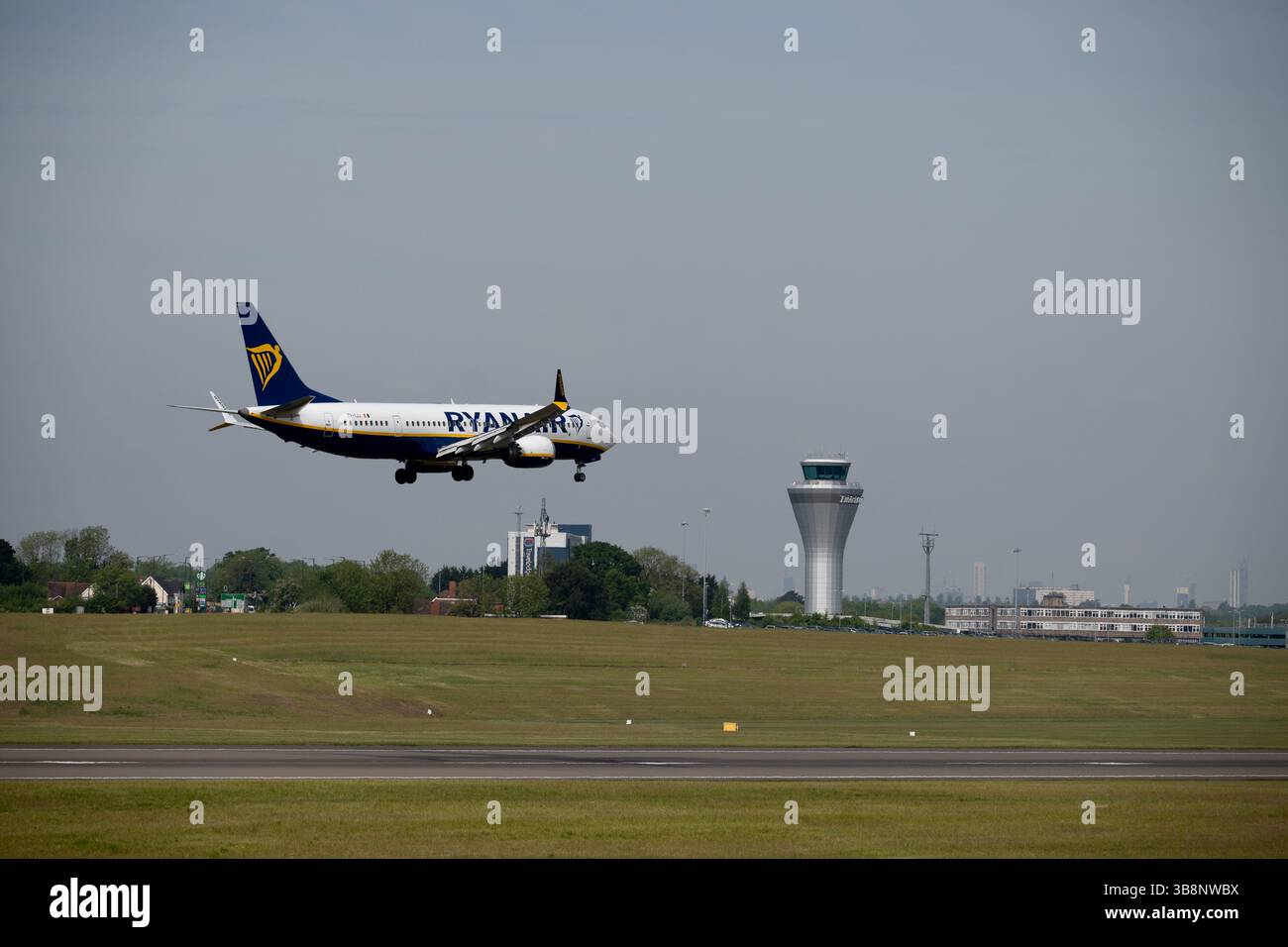Ryanair Boeing 737 MAX 8-200 atterrissant à l'aéroport de Birmingham, Royaume-Uni (EI-IJJ) Banque D'Images