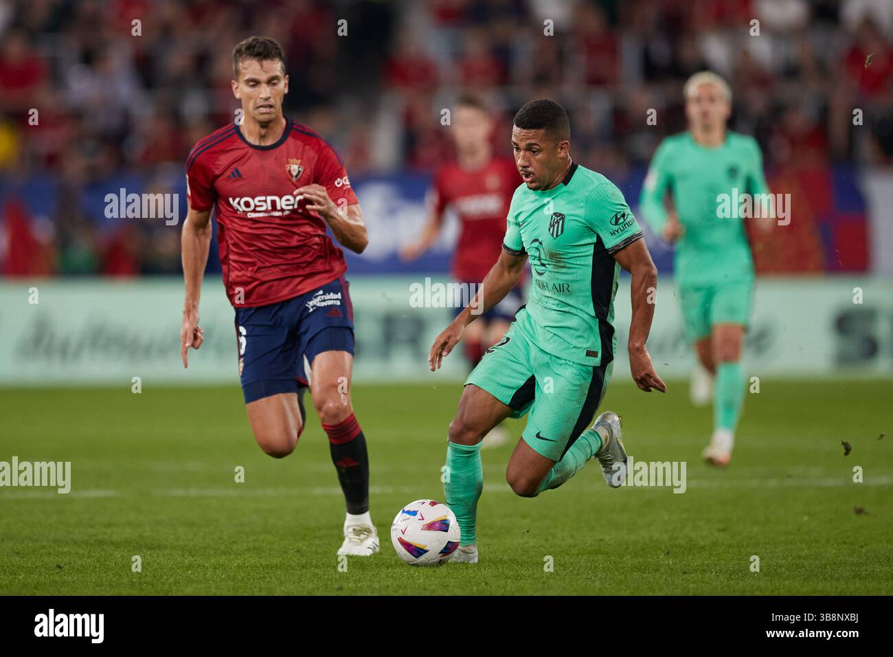 28 septembre 2023, PAMPELUNE, NAVARRE, ESPAGNE : Samuel Lino de l'Atletico de Madrid concourt pour le ballon avec Lucas Torro de CA Osasuna lors du match LaLiga EA Sports entre CA Osasuna et l'Atletico de Madrid à El Sadar le 28 septembre 2023, à Pampelune, Espagne. (Crédit image : © Ricardo Larreina/AFP7 via ZUMA Press Wire) Banque D'Images