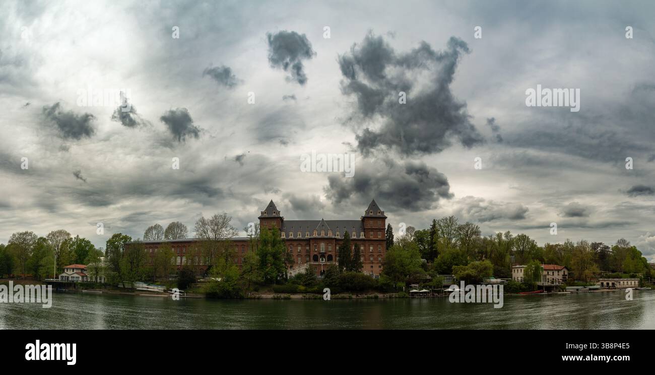 Superbe vue panoramique sur le Castello del Valentino sur les rives du Pô à Turin, Italie. Le château historique est entouré de jardins et b Banque D'Images