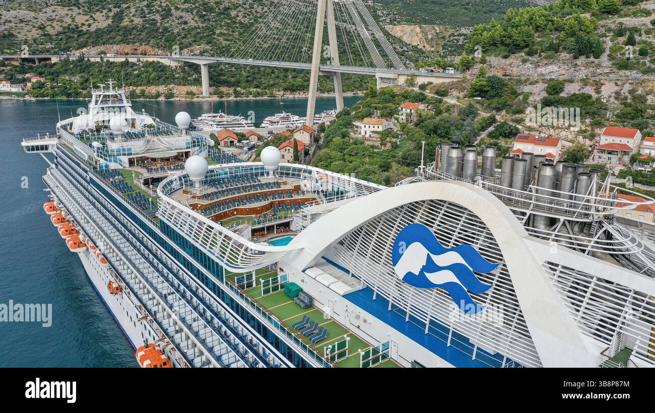 Vue aérienne du bateau de croisière EMERALD PRINCESS Sun Decks à Dubrovnik, Croatie. Entonnoir d'échappement par le haut, logo de la ligne de croisière, pont Franjo Tuđman Banque D'Images
