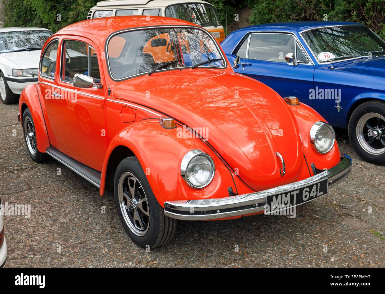 Vue de trois quarts de face d'une Red, 1972, Volkswagen Beetle, exposée au Brooklands Museum pendant le rassemblement classique de Pâques Banque D'Images