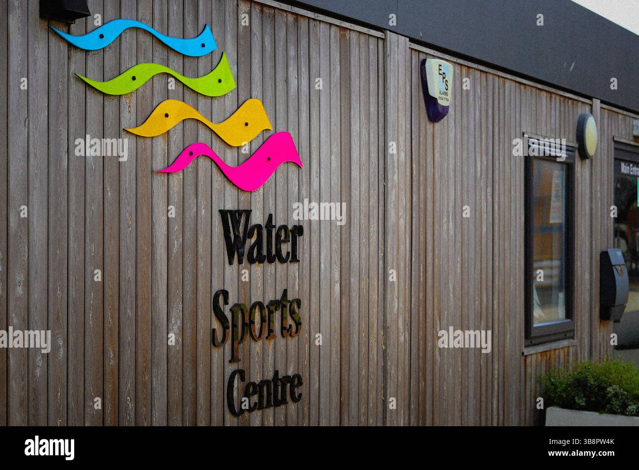 Bureau du quai du Medway Water sports Centre, Chatham maritime surplombant St Mary’s Island, Kent, Royaume-Uni Banque D'Images