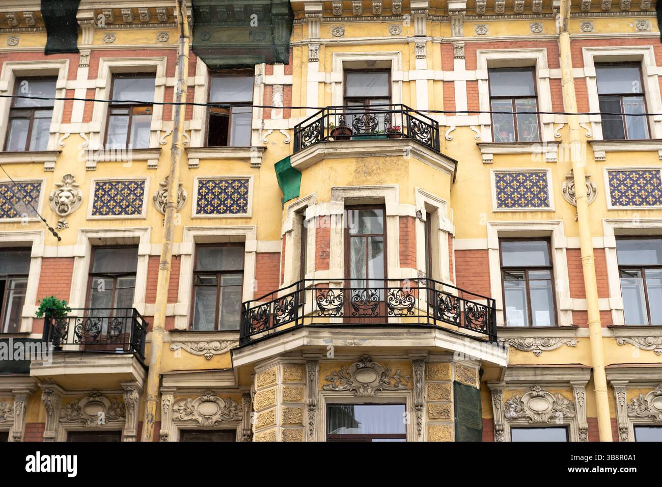 Façade de bâtiment d'architecture minimaliste de l'extérieur de la vieille maison historique. Éléments décoratifs de conception ornementale de l'appartement de style européen classique Banque D'Images