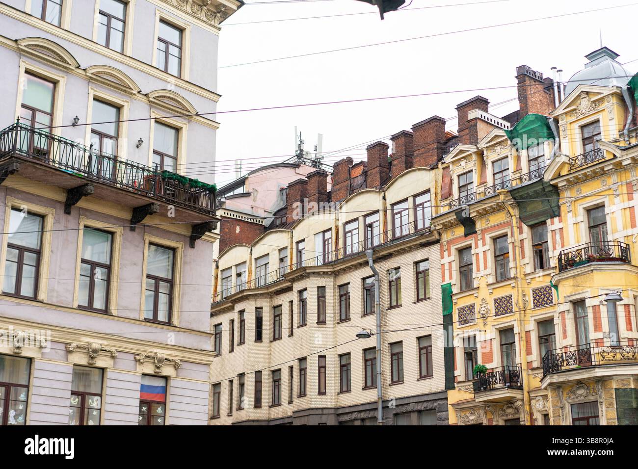 Façade de bâtiment d'architecture minimaliste de l'extérieur de la vieille maison historique. Éléments décoratifs de conception ornementale de l'appartement de style européen classique Banque D'Images