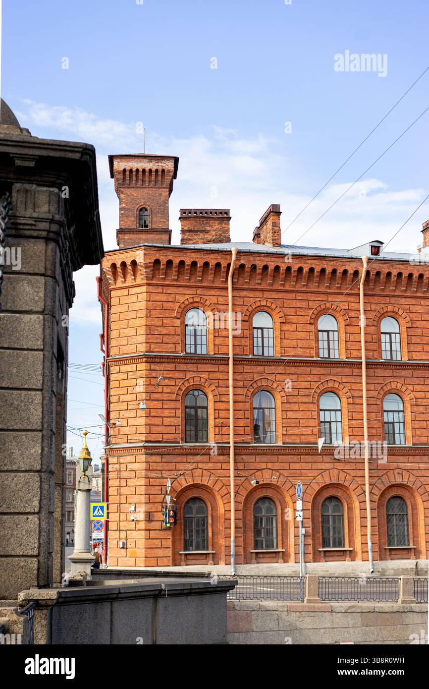 Façade de bâtiment d'architecture minimaliste de l'extérieur de la vieille maison historique. Éléments décoratifs de conception ornementale de l'appartement de style européen classique Banque D'Images