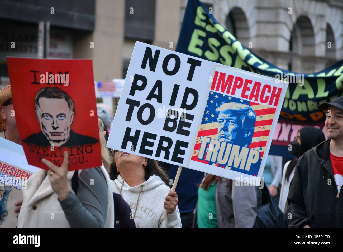 Anti-Trump et Musk signent lors d'un événement du 1er mai à Lower Manhattan. Banque D'Images