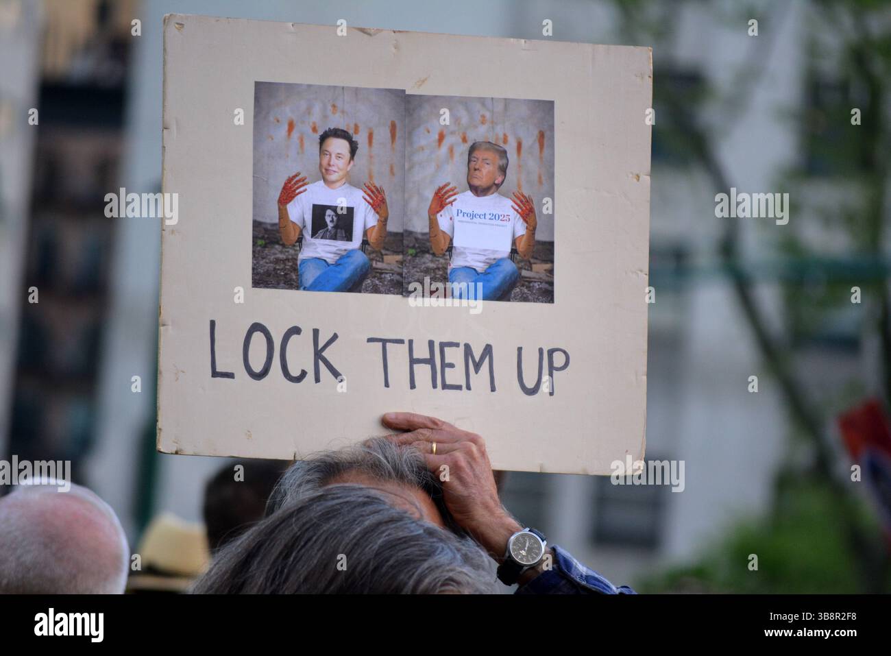 Anti-Trump et Musk signent lors d'un événement du 1er mai à Lower Manhattan. Banque D'Images
