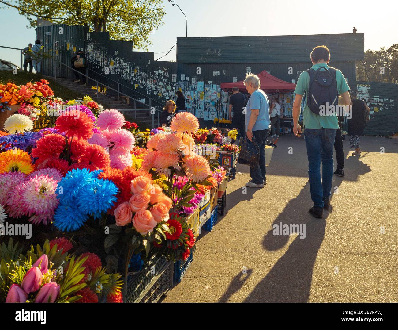 Kiev, Ukraine - 28 avril 2025. Le marché de rue bourdonne d'activité tandis que les gens parcourent les expositions de fleurs colorées, engagent la conversation et profitent des offres de la journée au cœur de la ville. Banque D'Images