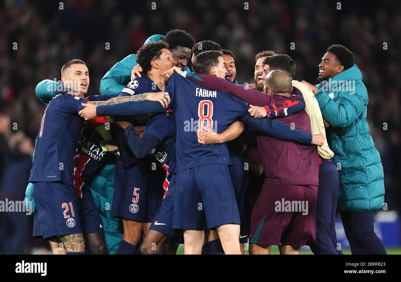 Photo du dossier datée du 07-05-2025 des joueurs du Paris Saint-Germain célèbrent leur victoire. Luis Enrique, entraîneur du Paris St Germain, a plaisanté sur un club de la « ligue des fermiers » qui participait à la finale de la Ligue des Champions après sa victoire sur Arsenal. Date d'émission : jeudi 8 mai 2025. Banque D'Images